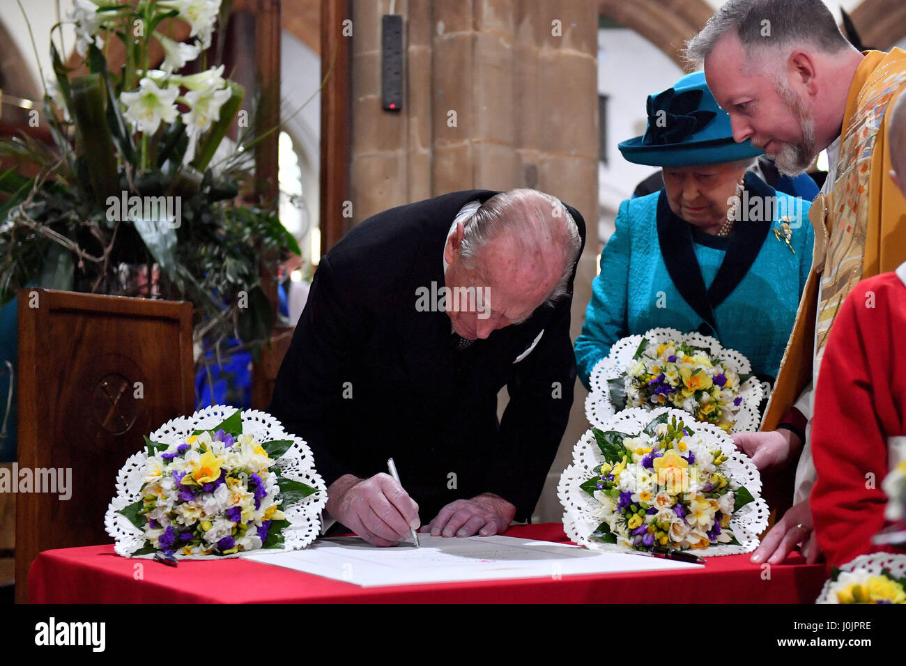 Le duc d'Édimbourg signe le livre d'or pendant le Royal service à Saint Cathédrale de Leicester. Banque D'Images