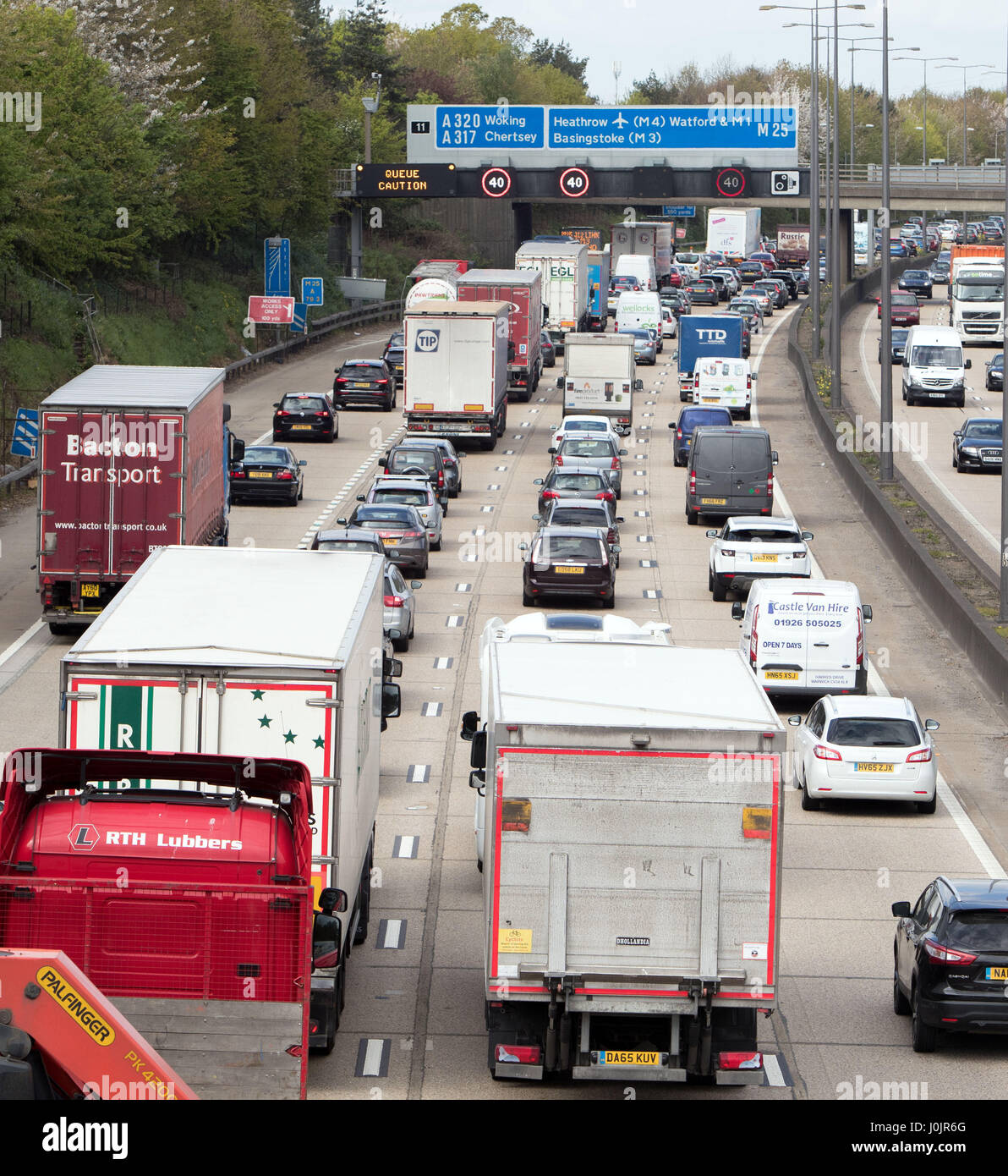 Des voitures font la queue sur le M25 près de Addlestone, Surrey, comme le trafic de Pâques devrait culminer le jeudi avec les vacanciers se battant pour l'espace sur les routes avec les navetteurs réguliers. Banque D'Images