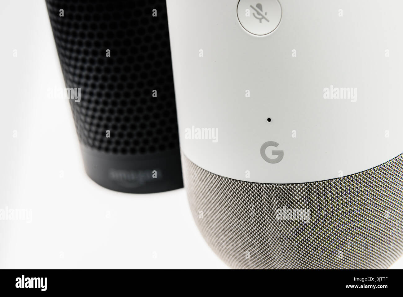 Accueil Google et Amazon smart Echo des haut-parleurs. Les deux offrent un assistant personnel à commande vocale, jouer de la musique et de contrôle domotique. Banque D'Images