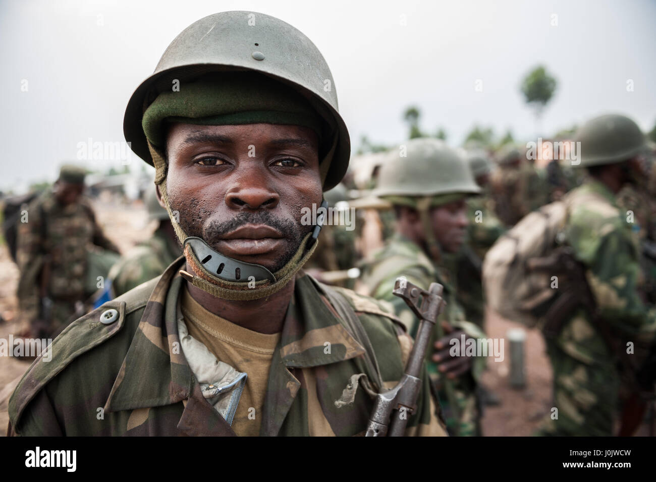 L'armée nationale de la RDC (FARDC) soldat au cours des opérations militaires contre les M23 soutenus par le groupe armé près de la ville de Goma Banque D'Images