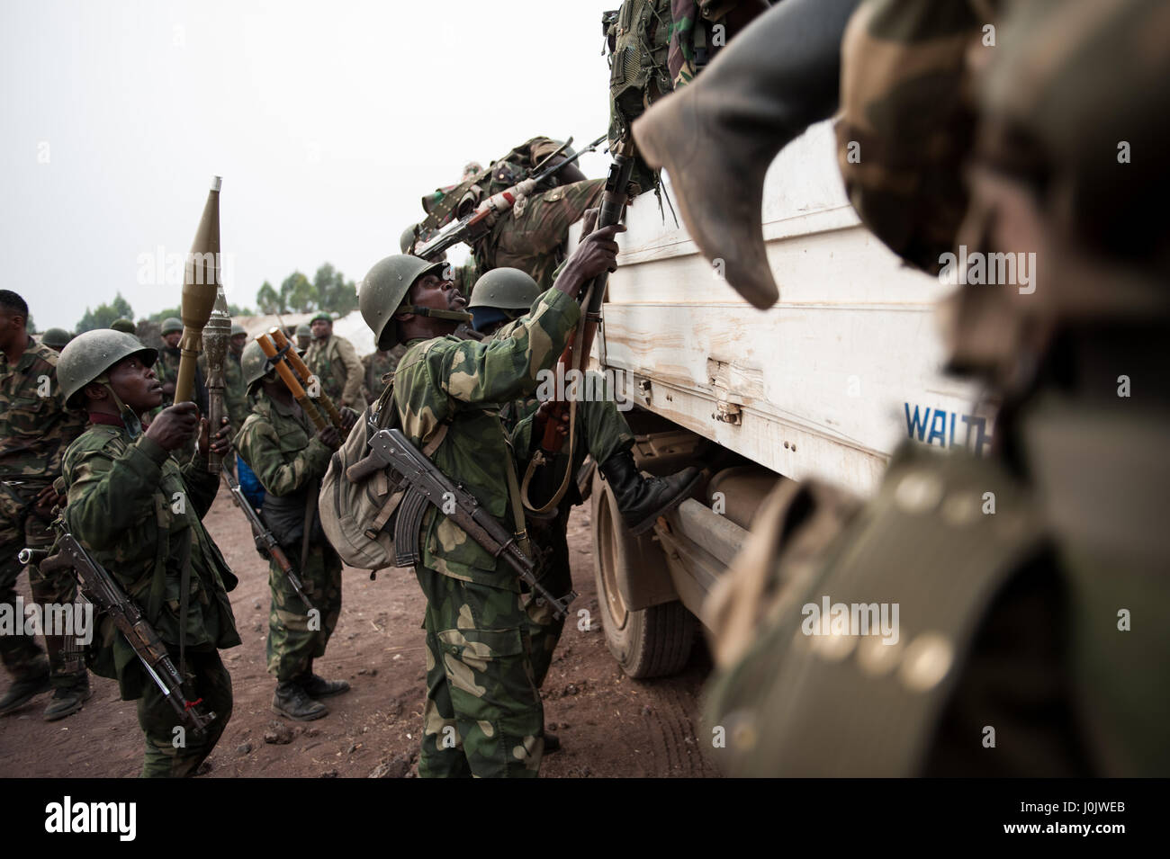 Des soldats de la RDC à bord d'un camion pendant des opérations militaires contre les M23 soutenus par le groupe rebelle Banque D'Images