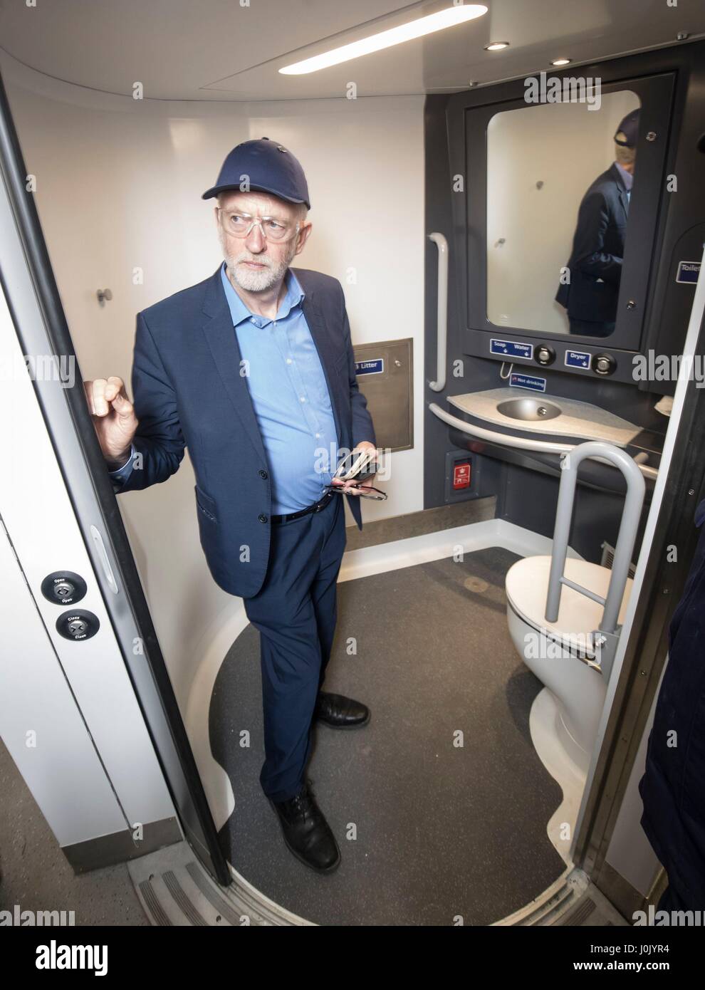 Leader du travail à Jeremy Corbyn un accès handicapés toilettes dans un train, au cours d'une visite à Wabtec Rail à Doncaster. Banque D'Images