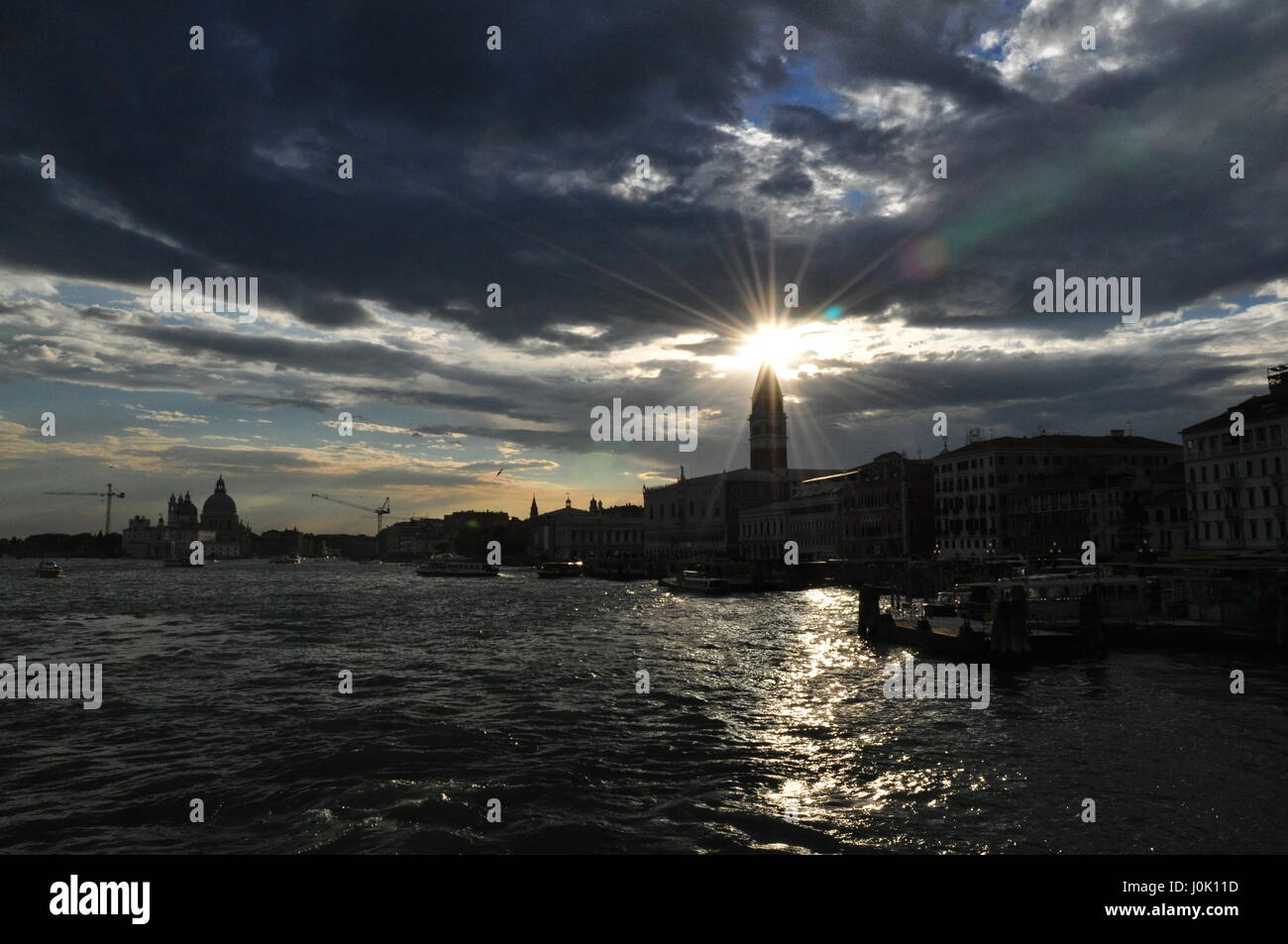Plus de coucher de soleil spectaculaire Place St Marc Venise tour Banque D'Images