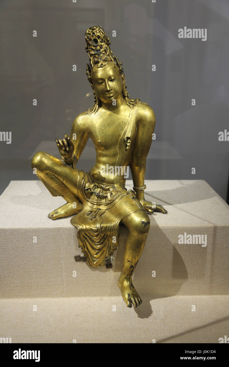 Sri Lanka Colombo National Museum 9e siècle statue en bronze doré d'un bodhisattva Avalokitesvara Mahayana dans le Lalitasana Avalokitesvara est un emanacition posent des Dhyani Bouddha Amitabha Banque D'Images