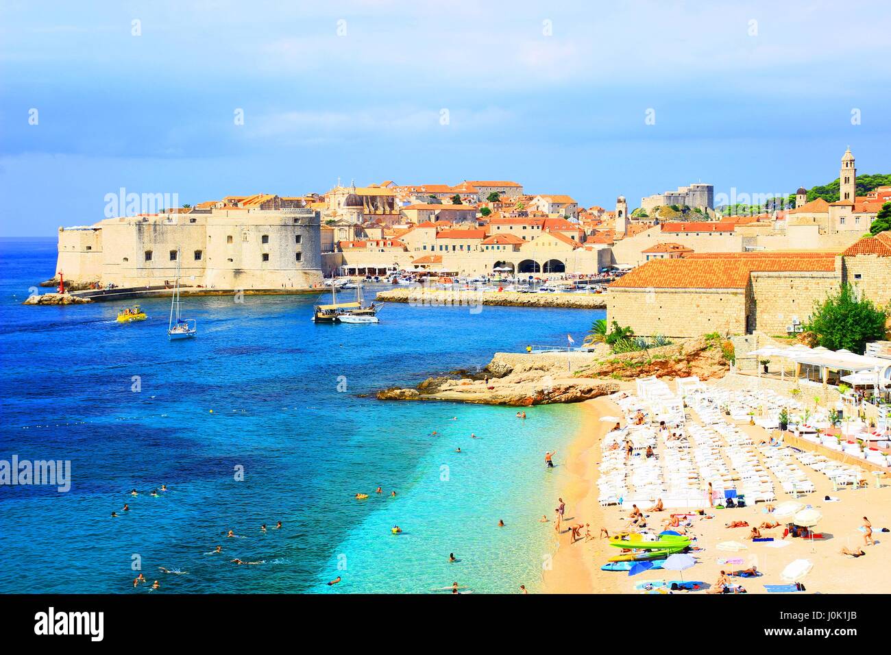 La Vieille Ville De Dubrovnik Et De La Plage De Sable Fin