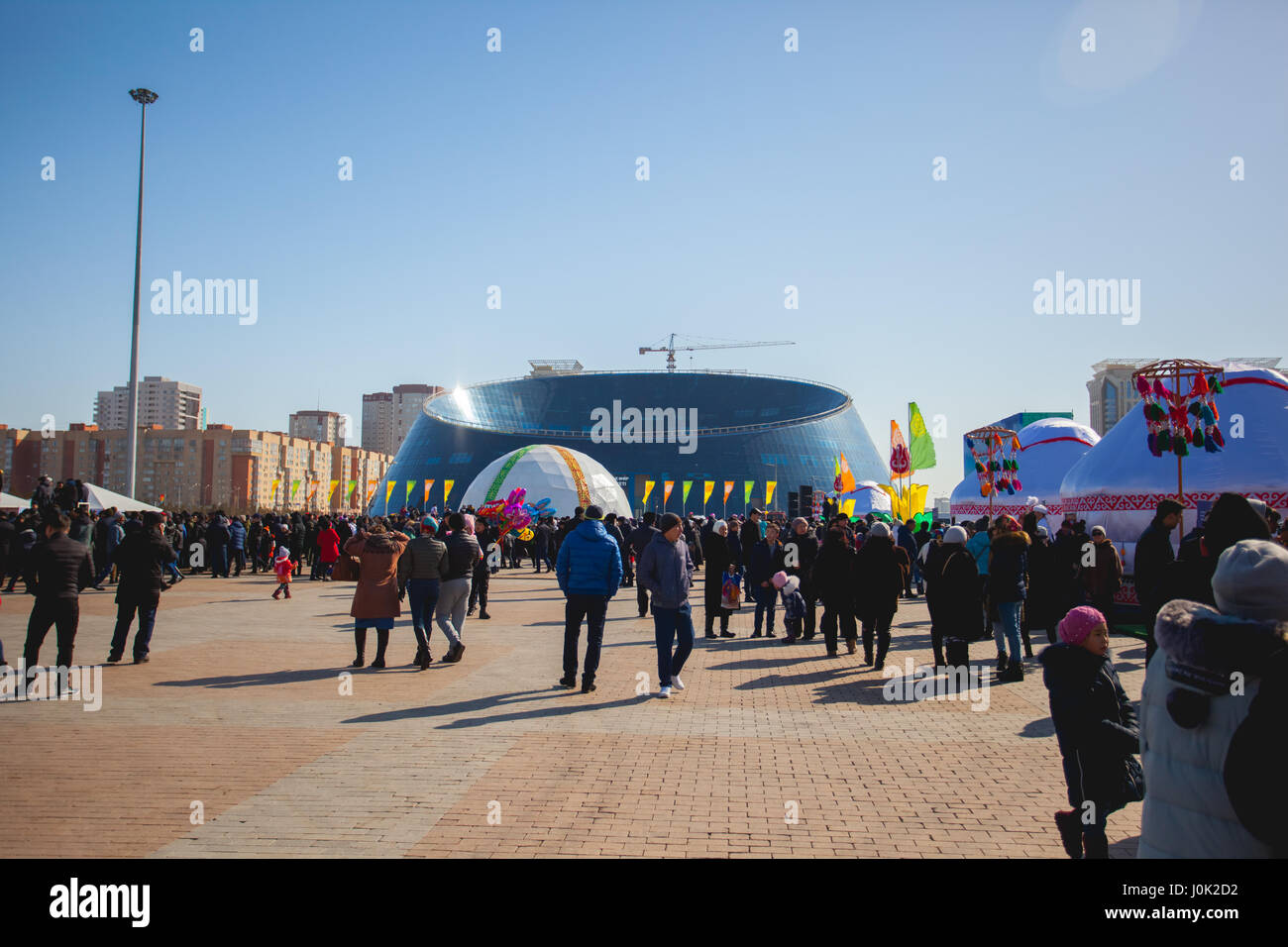 La maison de vacances traditionnelle de Nauryz à Astana le 22 mars. Les gens marchent sur une journée ensoleillée. Il y a des concerts et des compétitions différentes. Banque D'Images