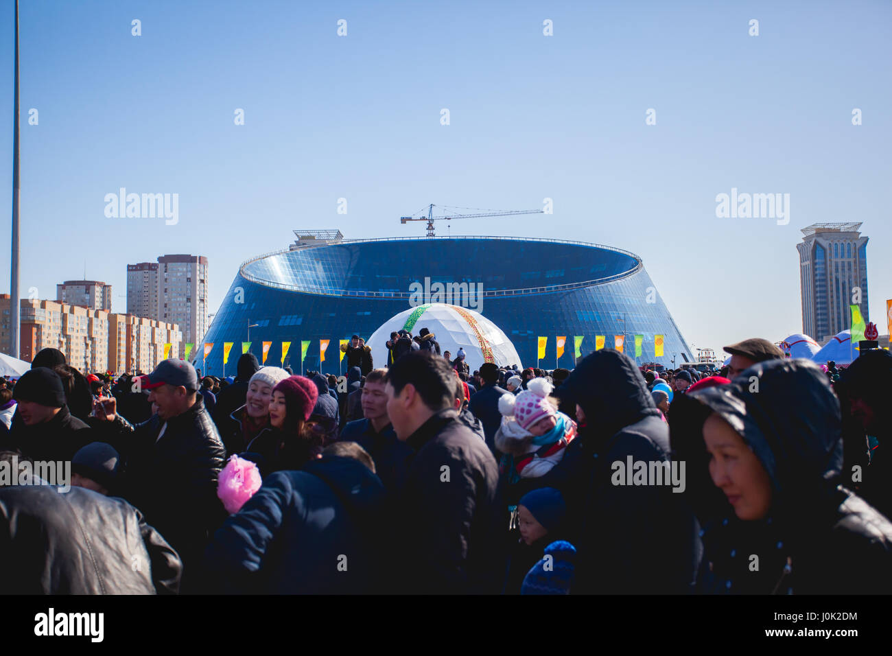 La maison de vacances traditionnelle de Nauryz à Astana le 22 mars. Les gens marchent sur une journée ensoleillée. Il y a des concerts et des compétitions différentes. Banque D'Images