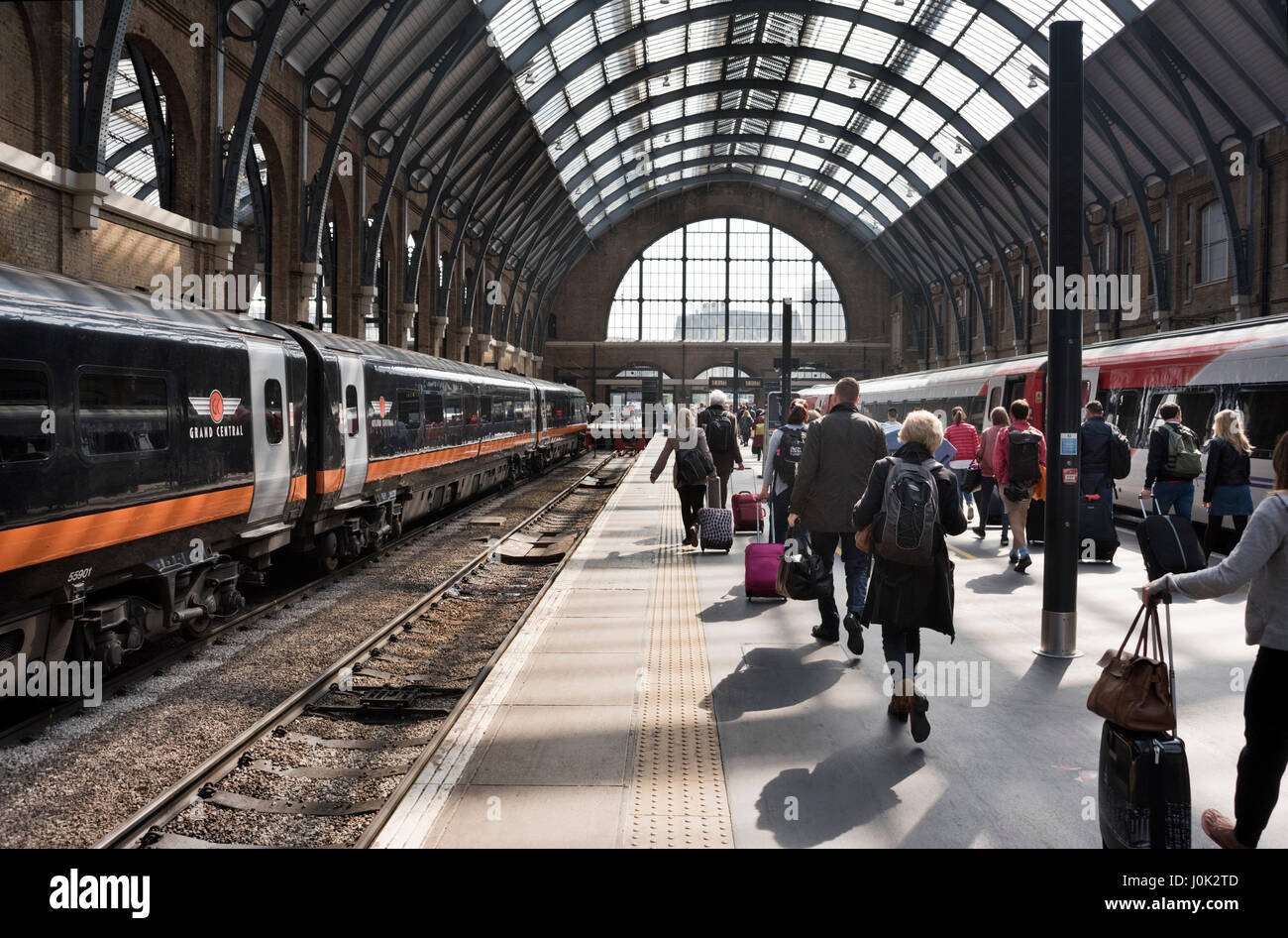 Les passagers arrivant à la gare de King's Cross, Londres, UK Banque D'Images