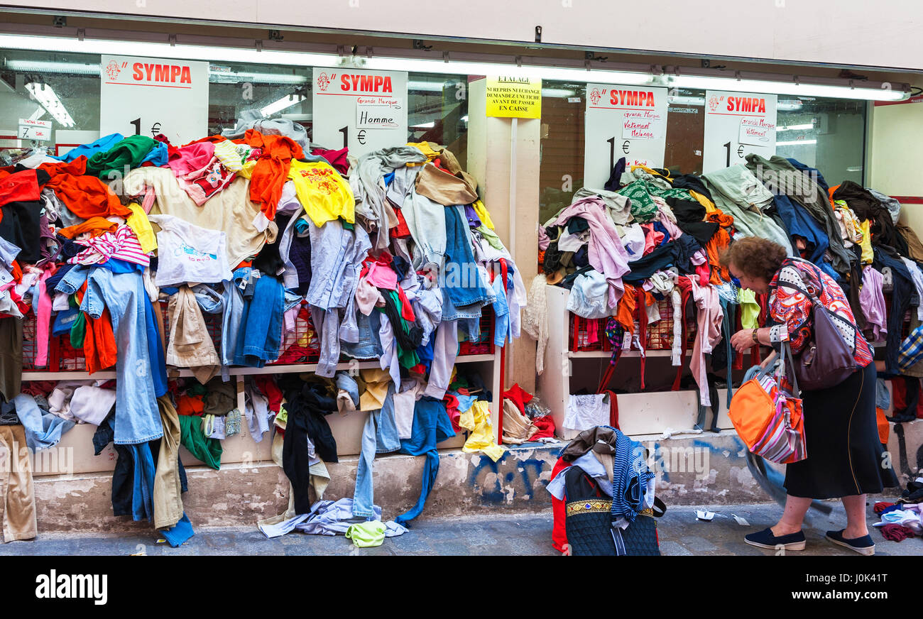 Magasin d'occasion à Montmartre Photo Stock - Alamy