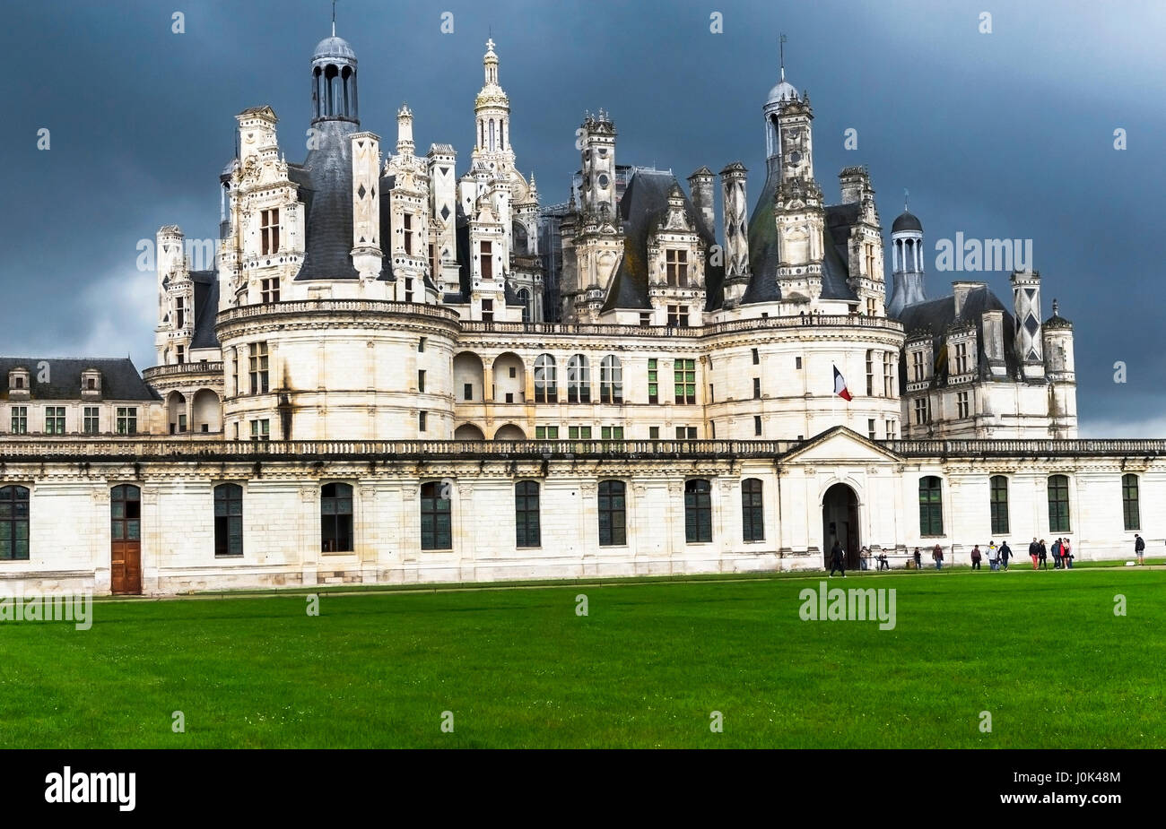 Vue sur Château de Chambord un jour de pluie Banque D'Images