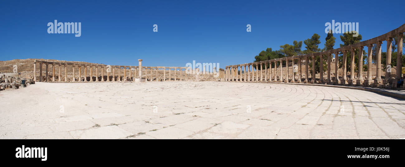 Jerash : l'Oval Plaza, la place principale de la ville archéologique entouré par un large trottoir et une colonnade du 1er siècle colonnes ioniques Banque D'Images