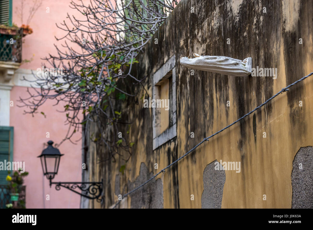 'Madonna verso il cielo" l'art d'installation conçu par Alfredo Romano sur la Via Santa Lucia alla Badia street, l'île d'Ortygie, Syracuse, Sicile, Italie Banque D'Images