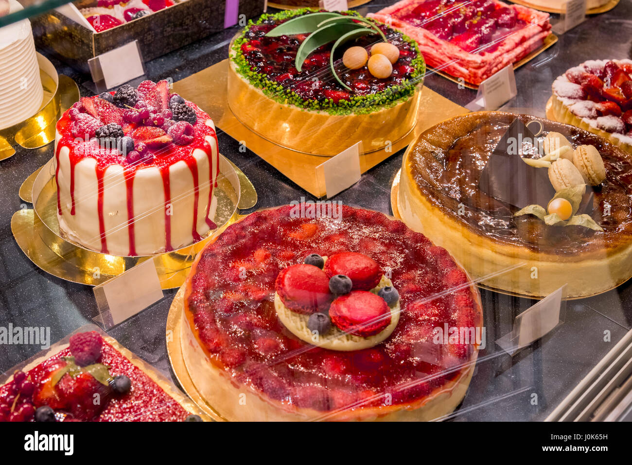 Un des gâteaux aux fruits dans une vitrine Banque D'Images