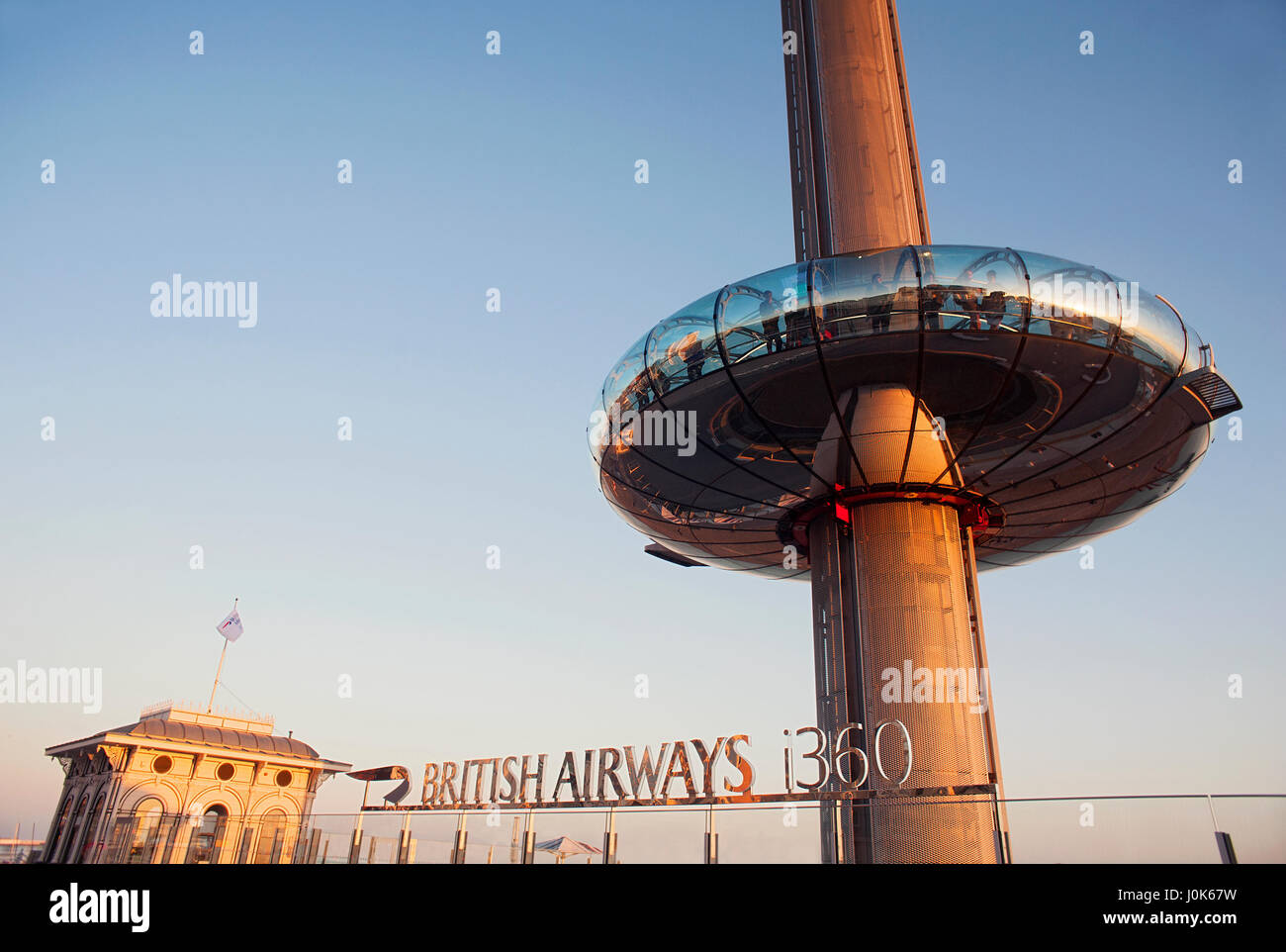 La British Airways j360, le plus haut du monde déménagement tour d'observation, ouvert à Brighton offre aux visiteurs une vue imprenable sur la côte anglaise. Banque D'Images