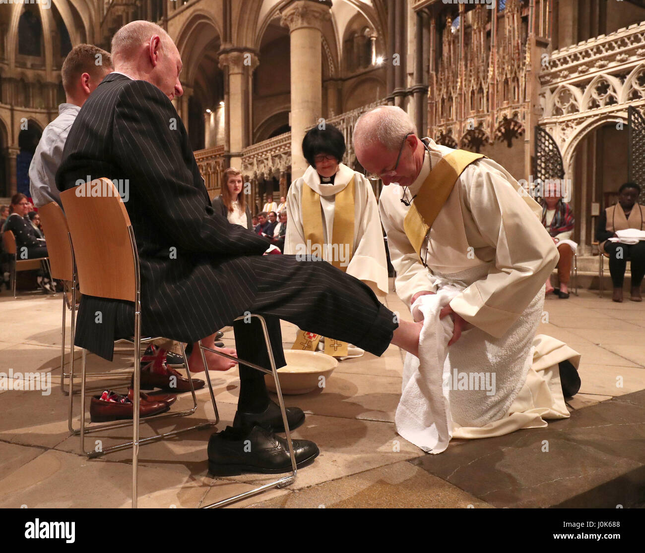 L'archevêque de Canterbury, Justin Welby effectue le lavage des pieds lors de la cérémonie de Jeudi Saint à la Cathédrale de Canterbury, dans le Kent. Banque D'Images