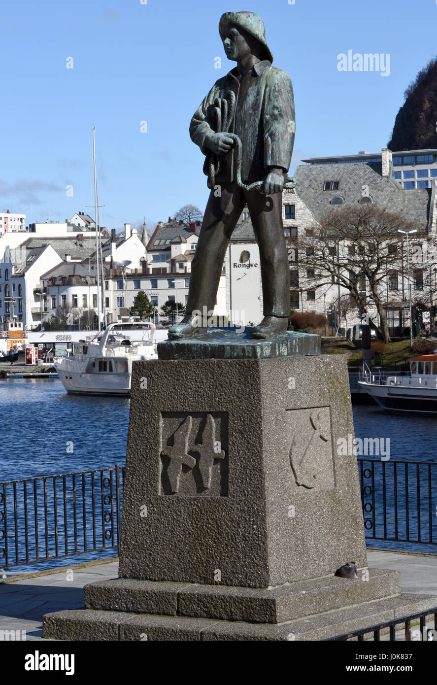 Une statue sur le front de mer du port de Alesund. La statue représente un jeune pêcheur : Skårungen, le Fisher boy Ålesund, Møre og Romsdal, Banque D'Images