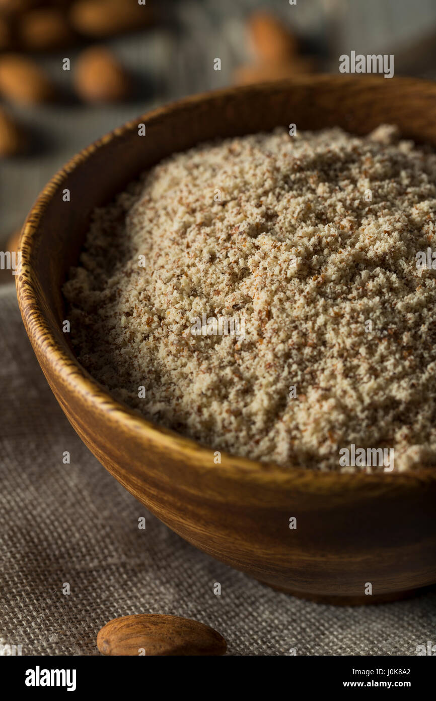 La farine d'Amandes biologiques crus dans un bol Banque D'Images