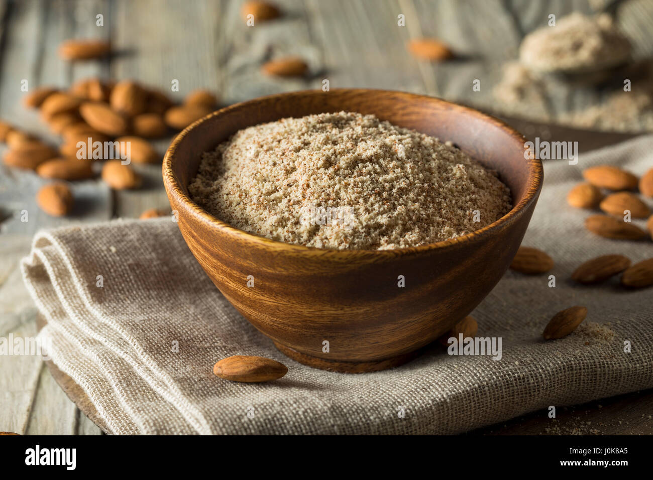 La farine d'Amandes biologiques crus dans un bol Banque D'Images