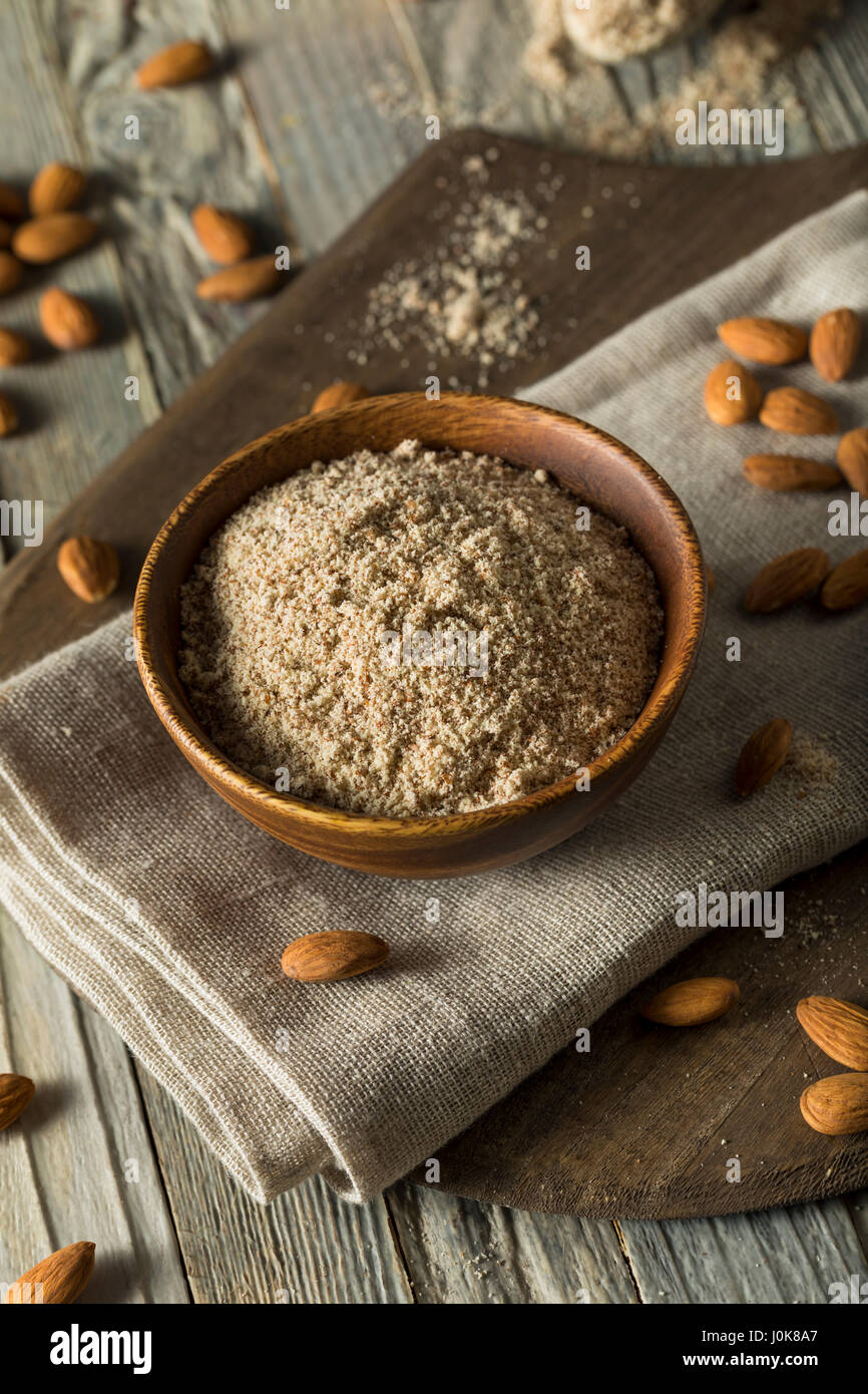 La farine d'Amandes biologiques crus dans un bol Banque D'Images