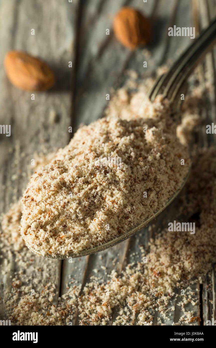 La farine d'Amandes biologiques crus dans un bol Banque D'Images