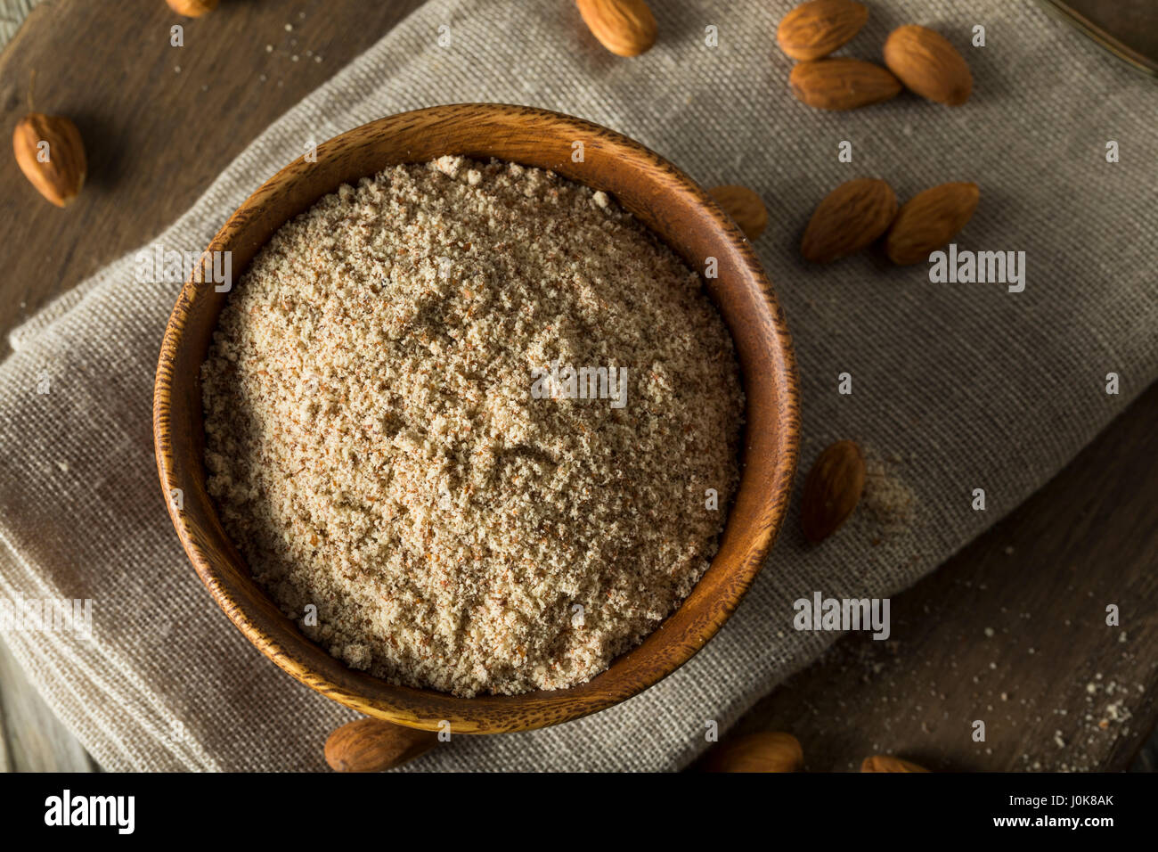 La farine d'Amandes biologiques crus dans un bol Banque D'Images