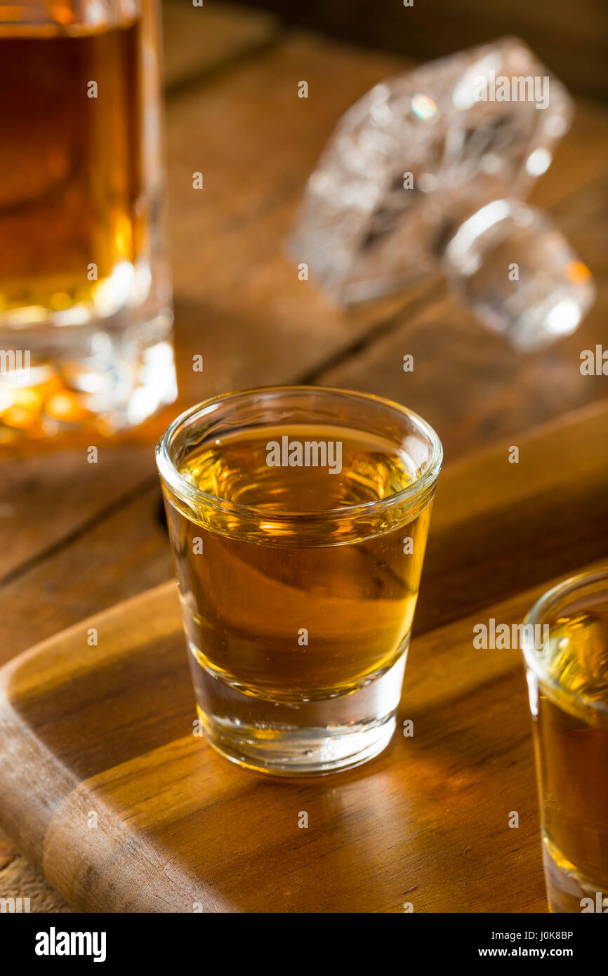 De groupe Bourbon Whiskey coups Prêt à boire Banque D'Images
