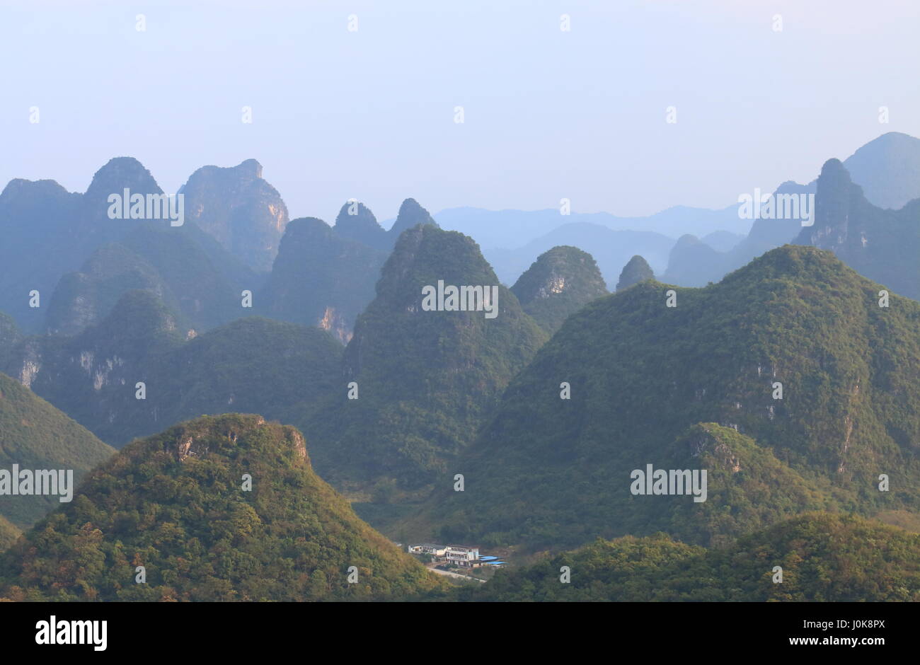 Paysage de montagnes karstiques en Chine Yangshou Banque D'Images