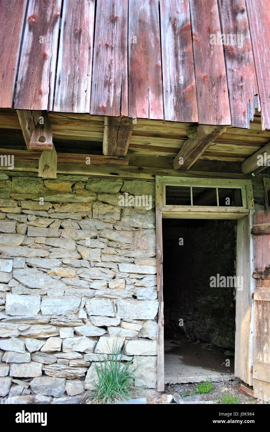 Stable avec porte ouverte Banque D'Images