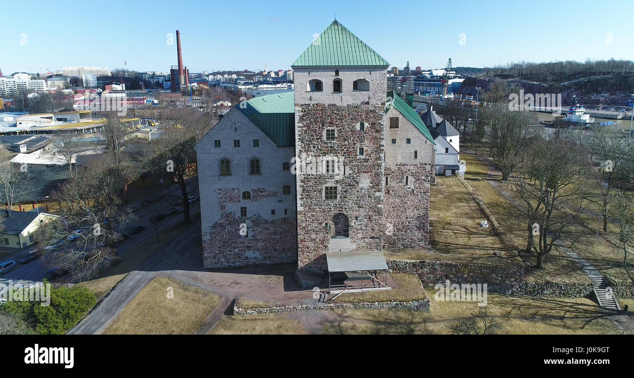 Vue aérienne du château de Turku, le Turun linna, sur une journée de printemps ensoleillée, l'Åbo en Finlande Banque D'Images