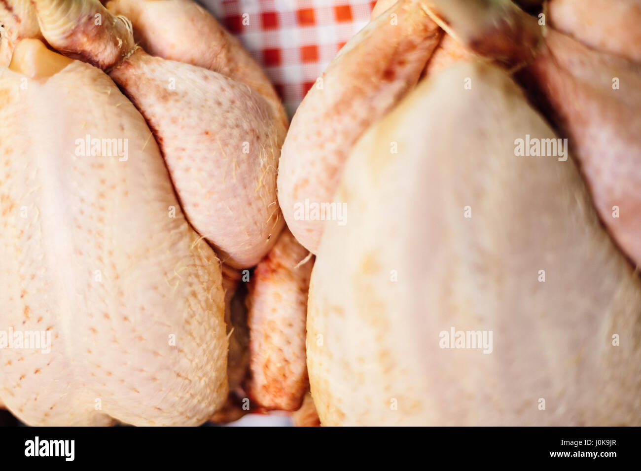 Paire de poulet cru sur l'affichage dans un frigo de Boucher Photo Stock -  Alamy