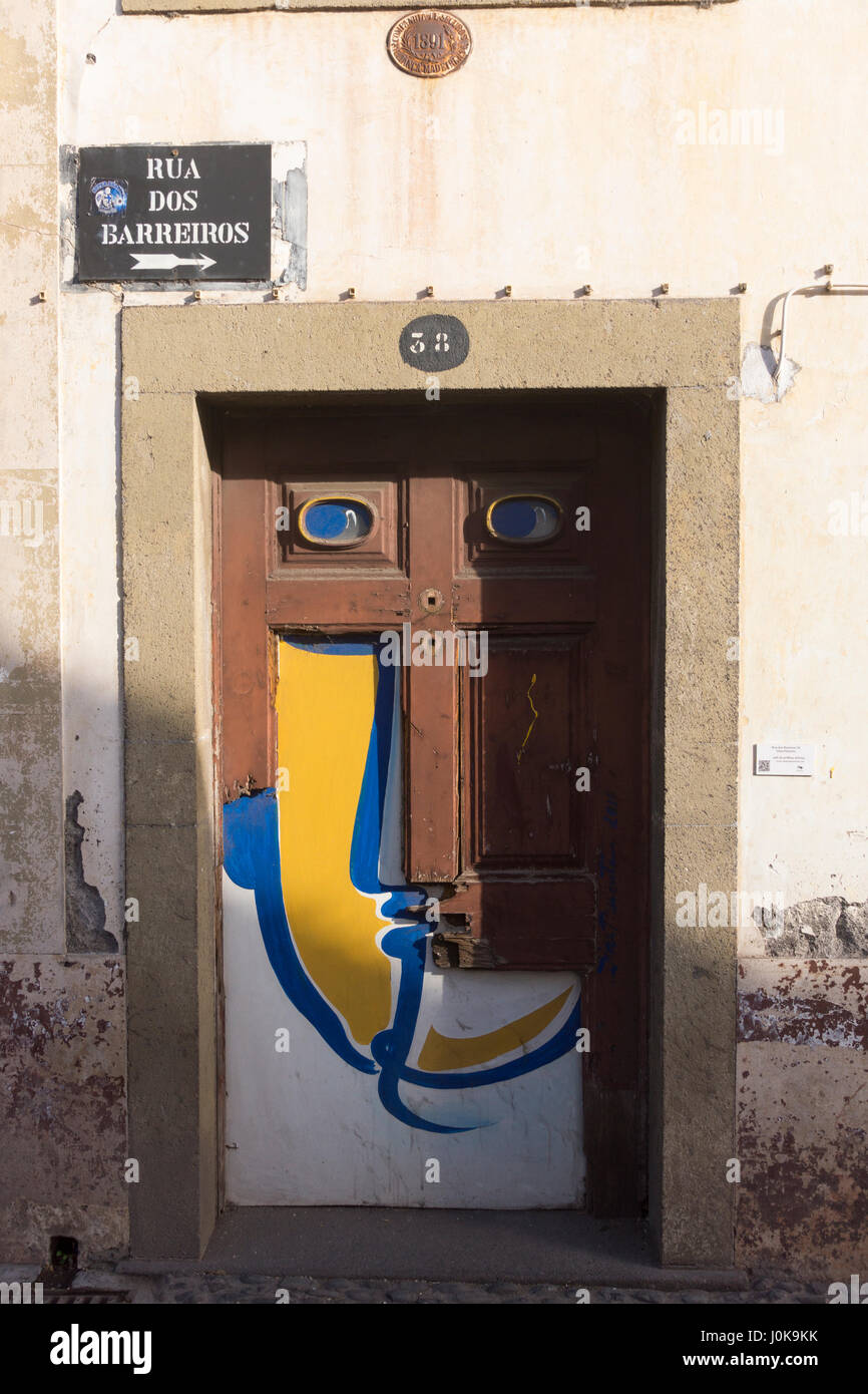 Une peinture de visage ; partie d'une série de portes peintes de l''Art de Ouvrir des portes", Funchal, Madère Banque D'Images