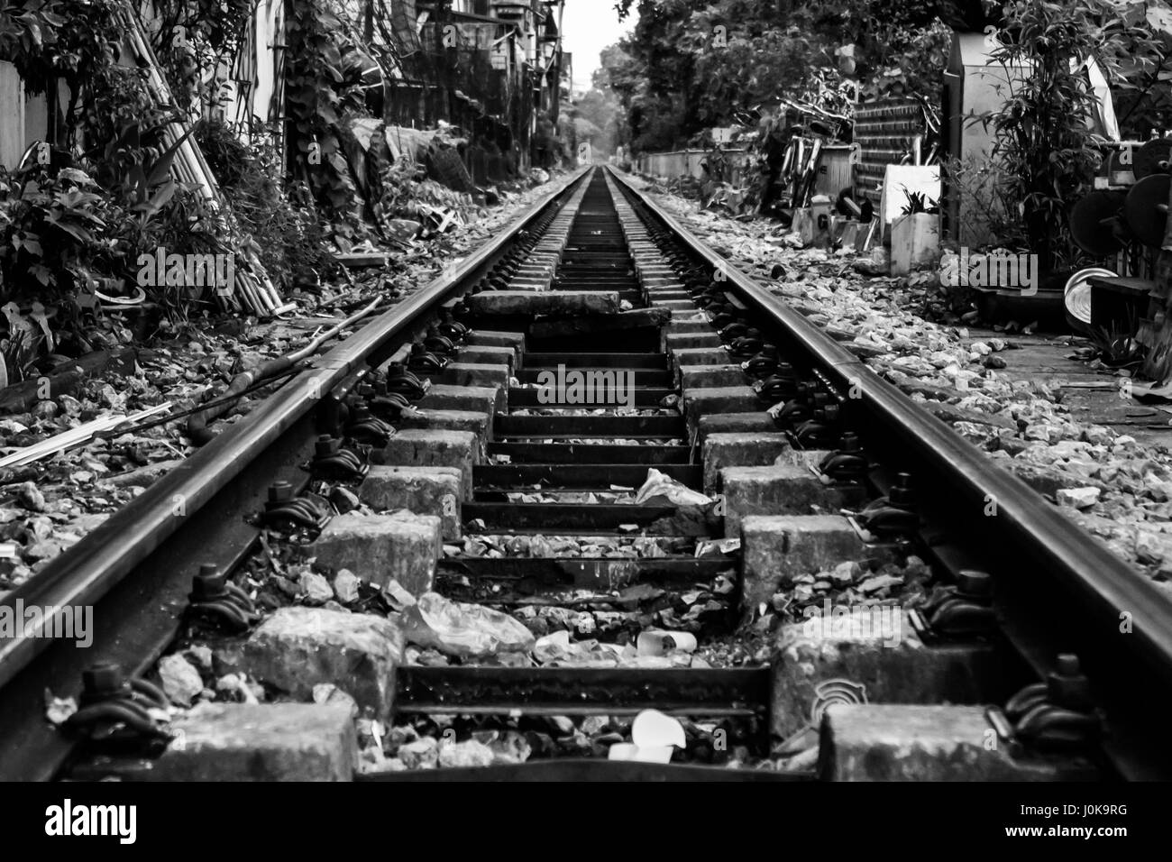 Vue le long d'une des lignes de chemin de fer de Hanoi, la plus grande ville du nord du Vietnam Banque D'Images