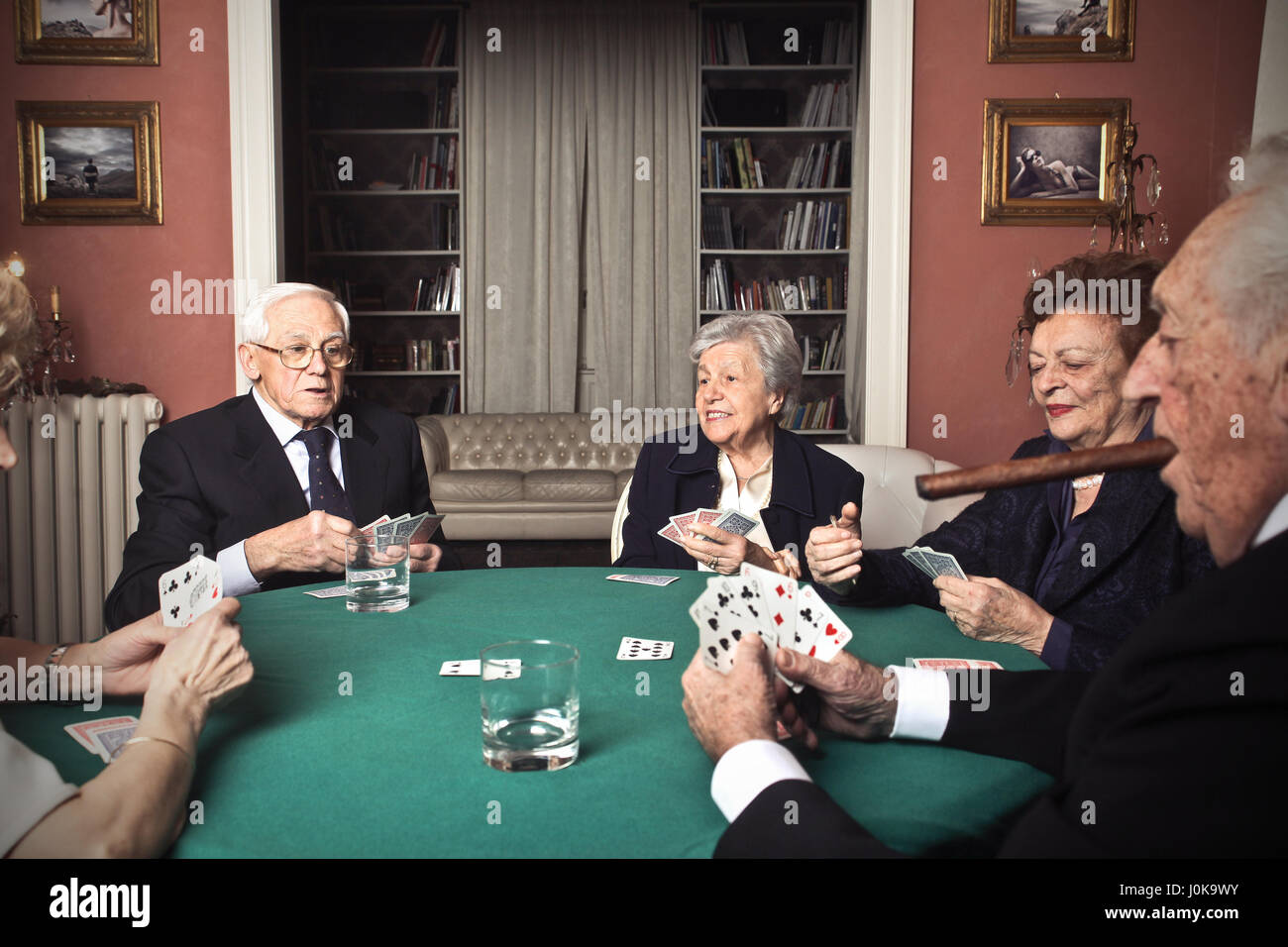 Les personnes âgées à jouer au poker Banque D'Images