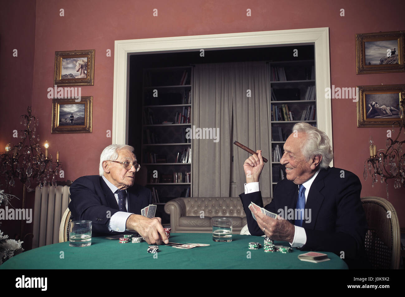 2 Old Men playing poker Banque D'Images
