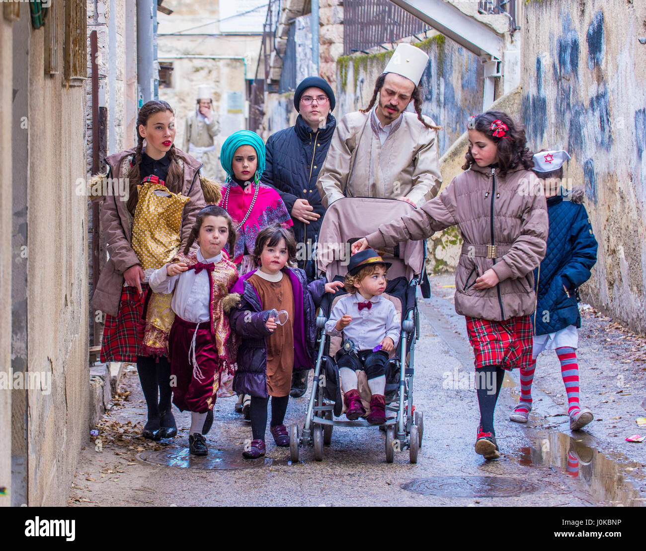 Au cours de la famille ultra-orthodoxe de Mea Shearim Jérusalem Pourim Banque D'Images