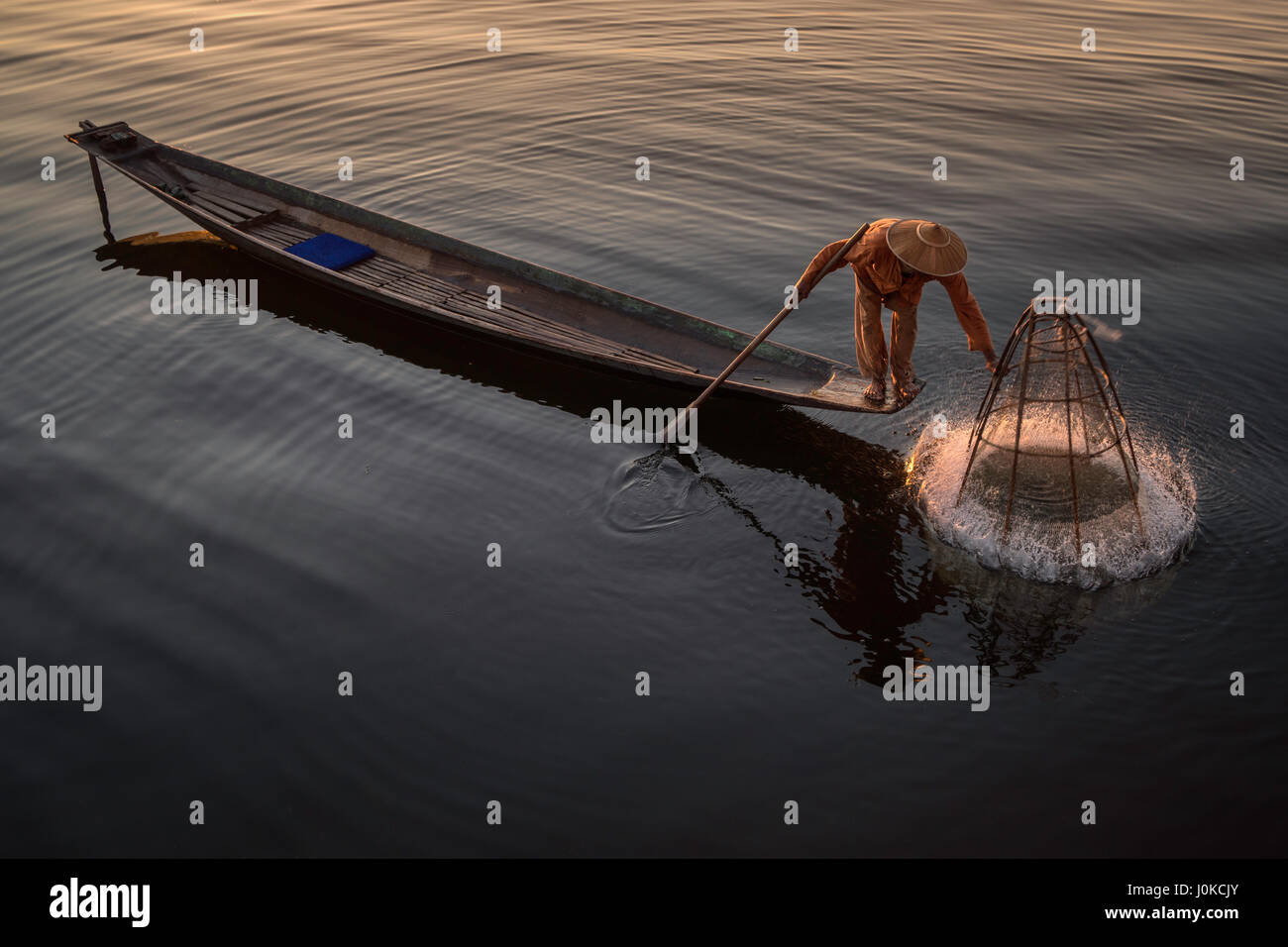 L'abaissement de son filet de pêcheur sur le lac Inle Banque D'Images