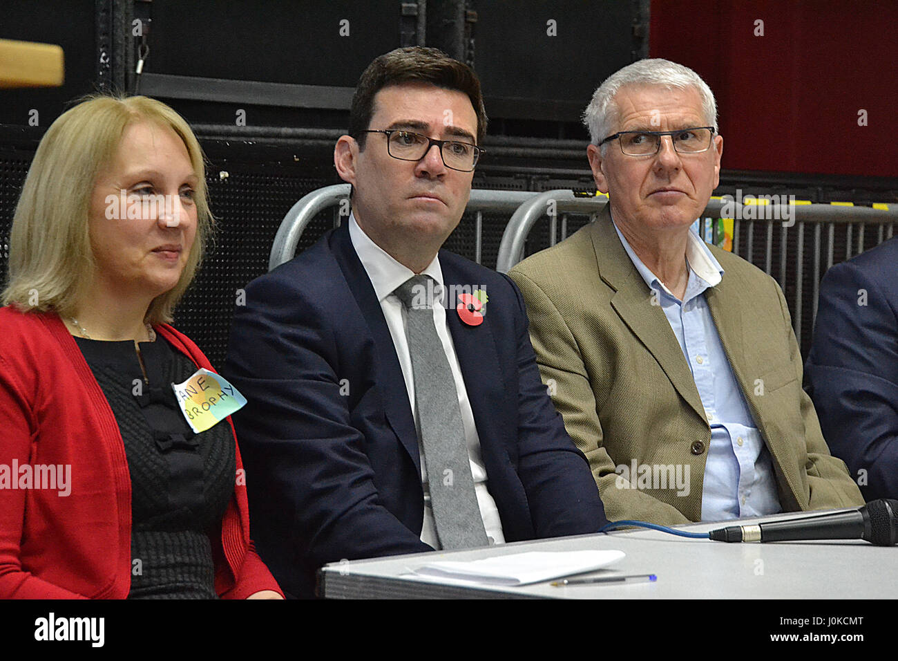 La main d'Andy Burnham semble inquiet assis à côté des libéraux démocrates Jane Brophy - les deux se battent pour le Grand Manchester maire le 4 mai 2017. Banque D'Images