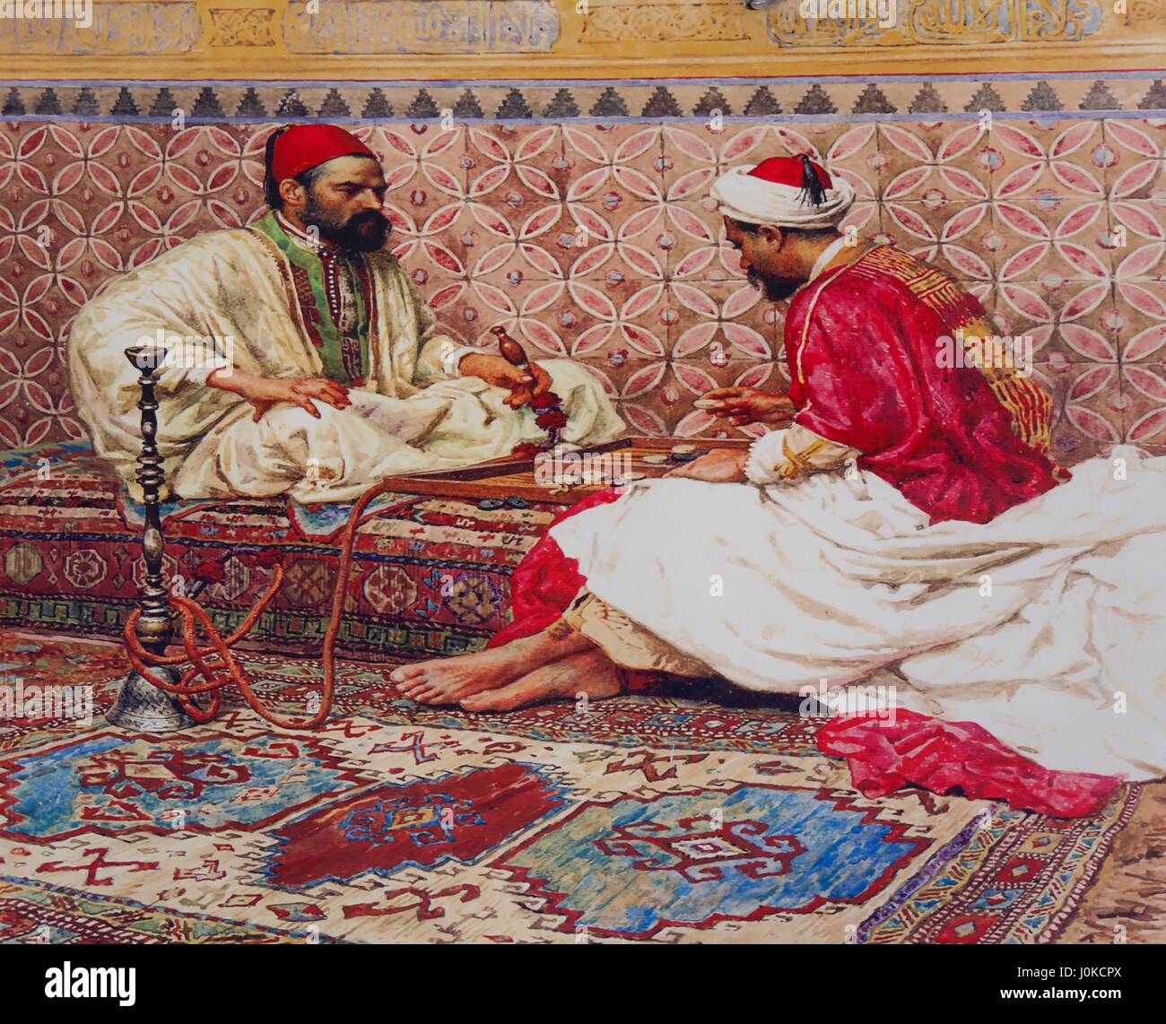 Peinture de scène égyptienne traditionnelle de deux hommes fumant la pipe à  eau (chicha) tout en jouant au backgammon dans la fixation des tuiles et  tapis à motifs typiques Photo Stock -