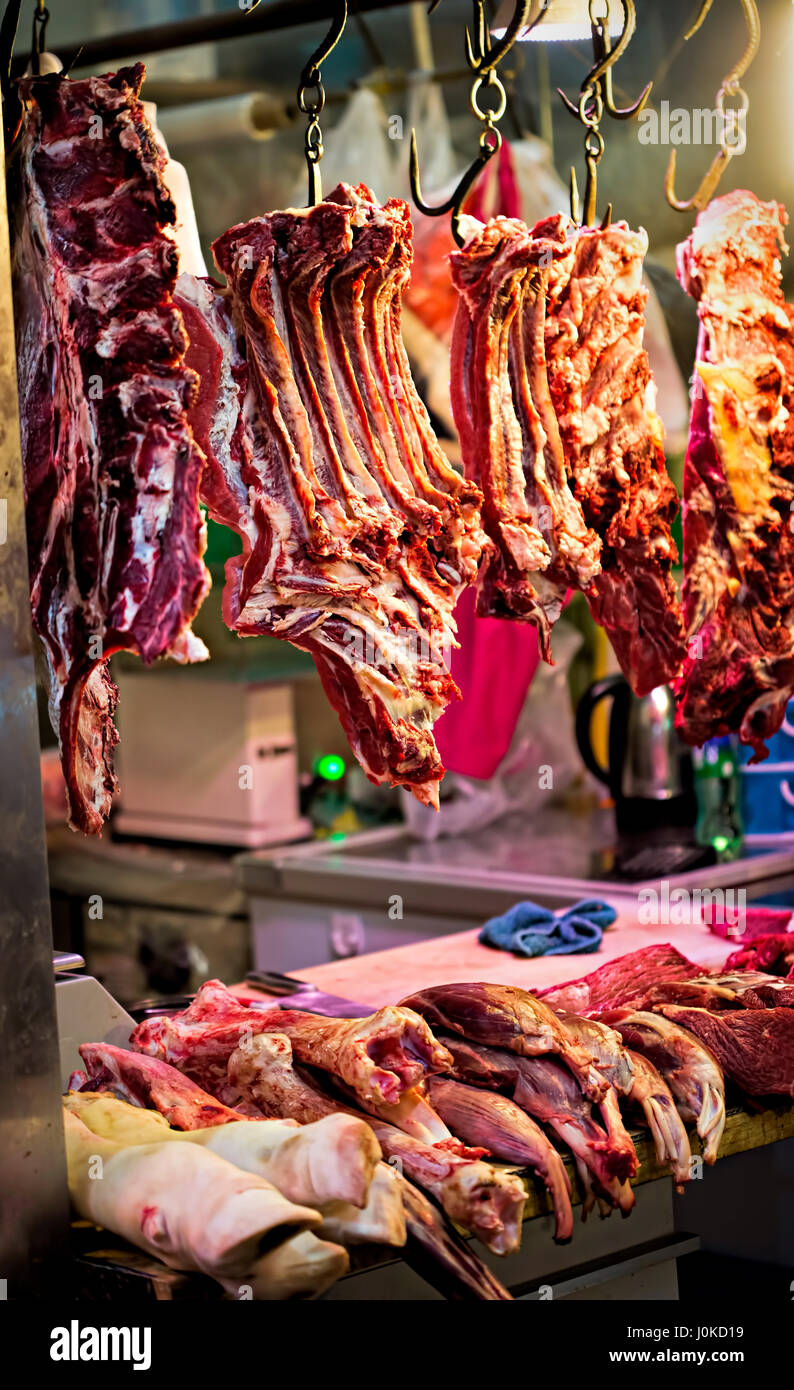 La Viande De Boucherie Boeuf Cru Sur Le Crochet Photo Stock Alamy La Viande De Boucherie Boeuf Cru Sur Le Crochet Photo Stock Alamy