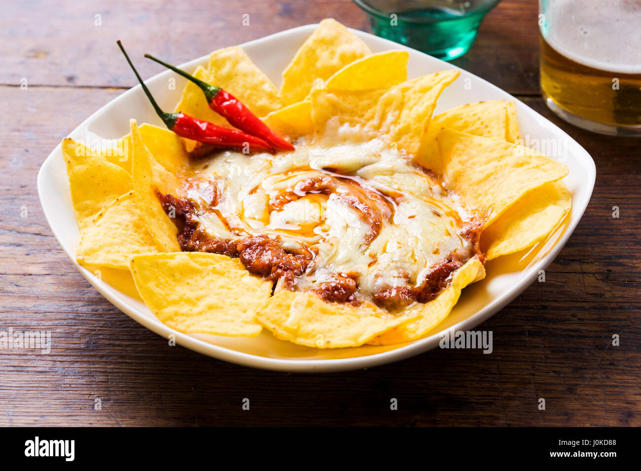 Nachos chili au bœuf et fromage cheddar Photo Stock Alamy
