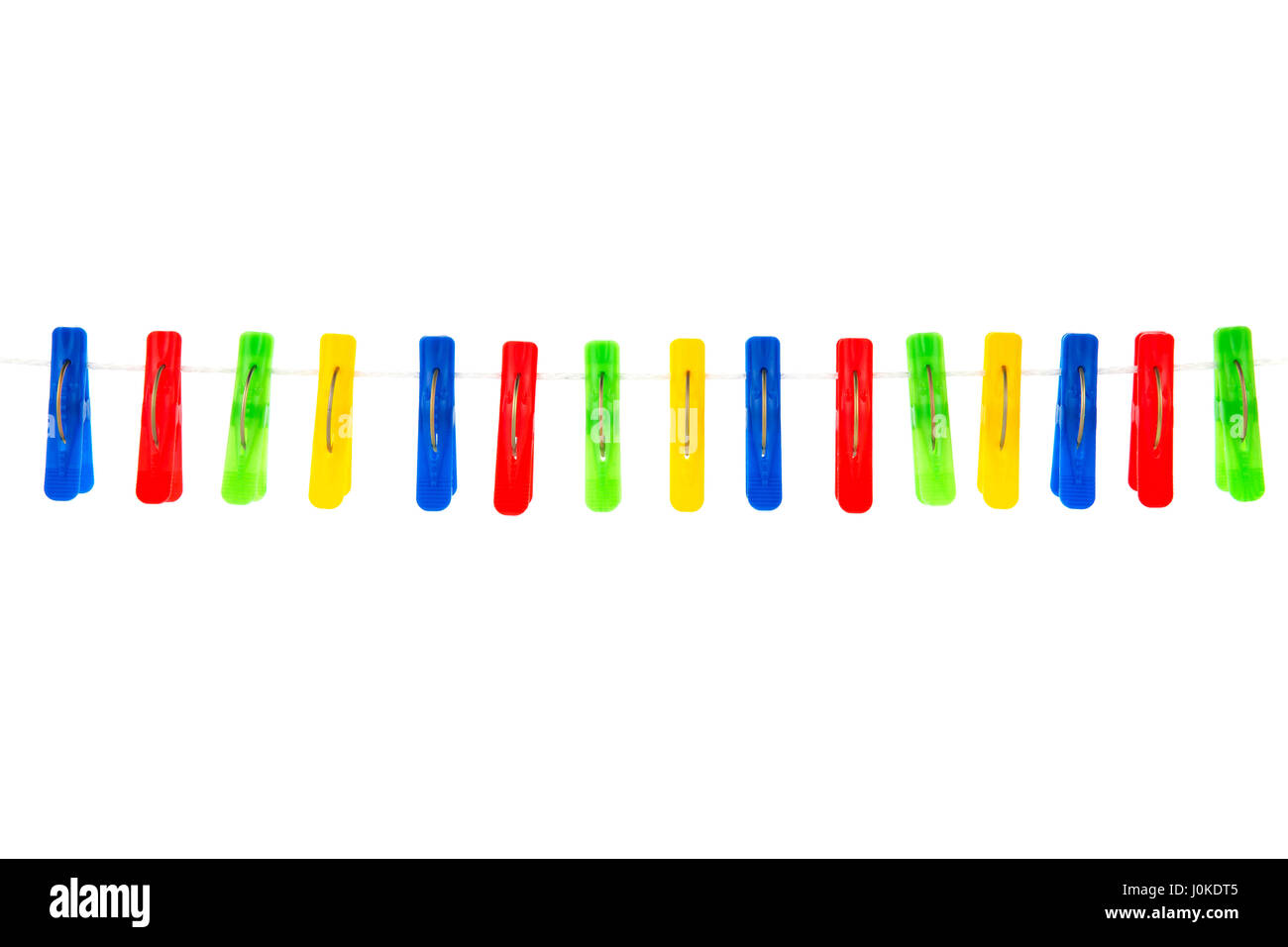De couleur rouge, jaune, vert, bleu des clothespins hanging on a rope isolé sur fond blanc Banque D'Images