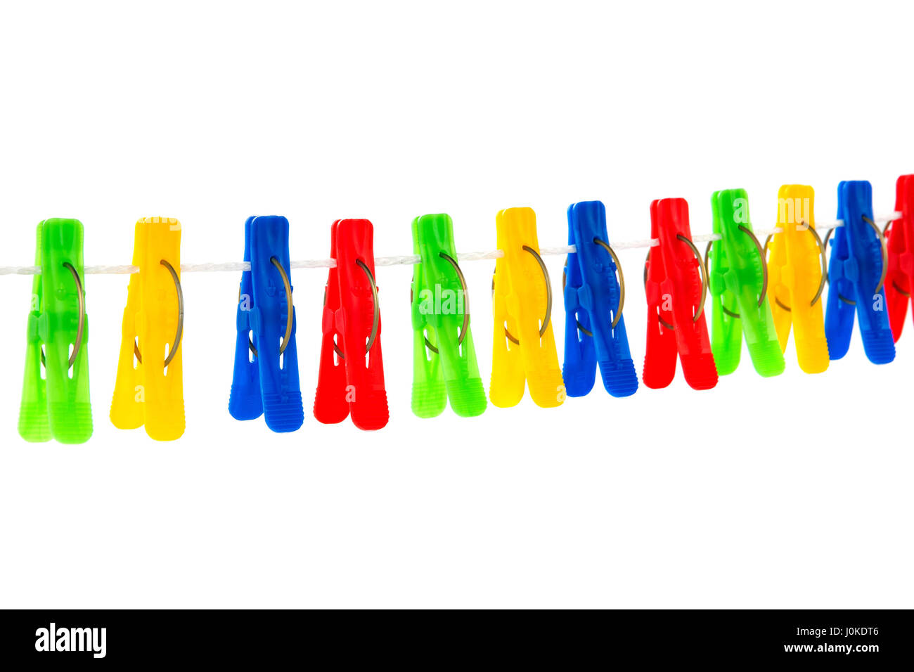 De couleur rouge, jaune, vert, bleu des clothespins hanging on a rope isolé sur fond blanc Banque D'Images