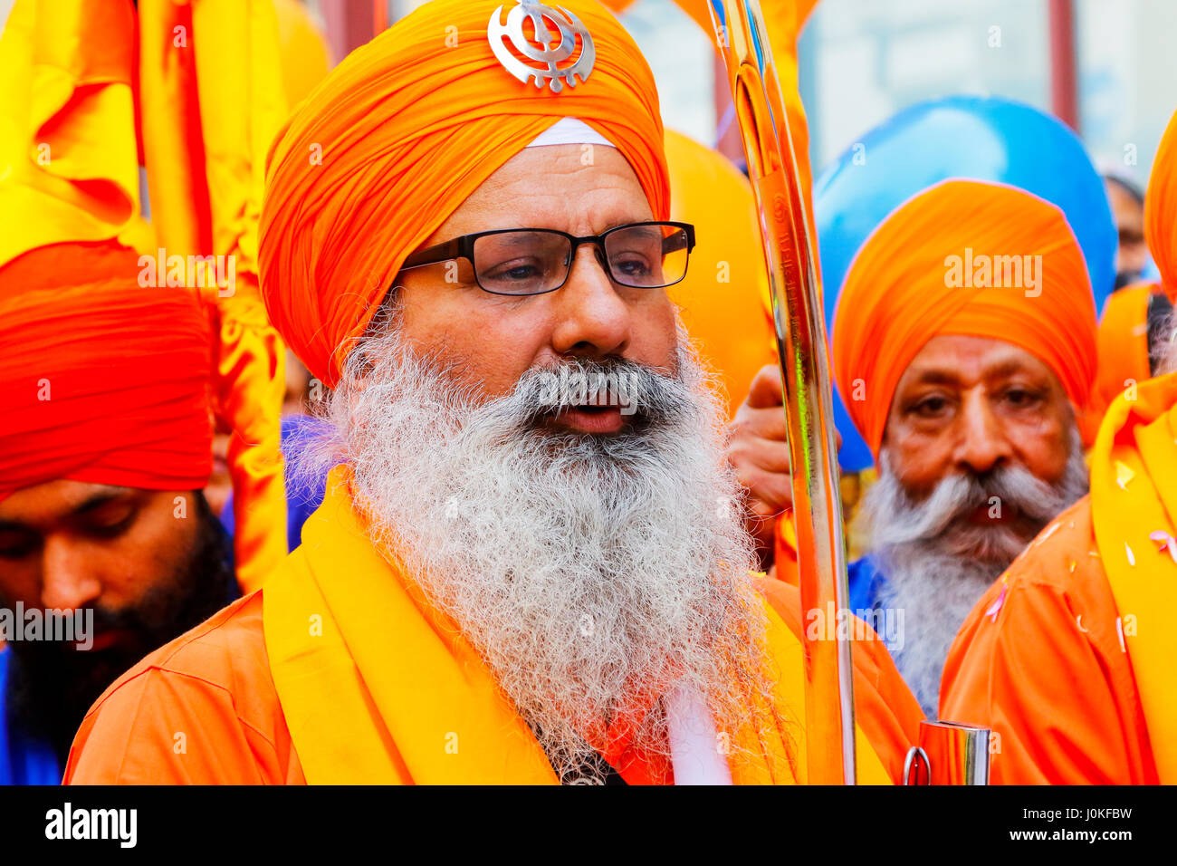 Procesion Sikh de dirigeants religieux, de l'aimé, Panj Pyare proches à la récolte annuelle de Vaishakhi festival, en dehors de la Gurdwara, Otago Street, Gla Banque D'Images