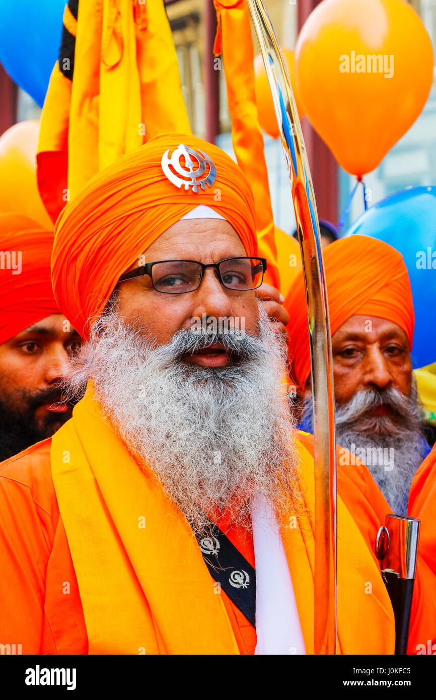 Procesion Sikh de dirigeants religieux, de l'aimé, Panj Pyare proches à la récolte annuelle de Vaishakhi festival, en dehors de la Gurdwara, Otago Street, Gla Banque D'Images