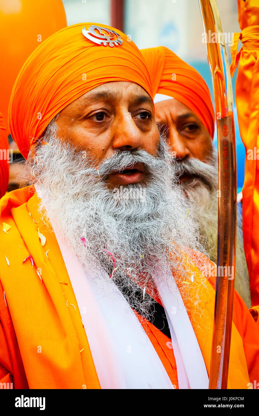 Procesion Sikh de dirigeants religieux, de l'aimé, Panj Pyare proches à la récolte annuelle de Vaishakhi festival, en dehors de la Gurdwara, Otago Street, Gla Banque D'Images