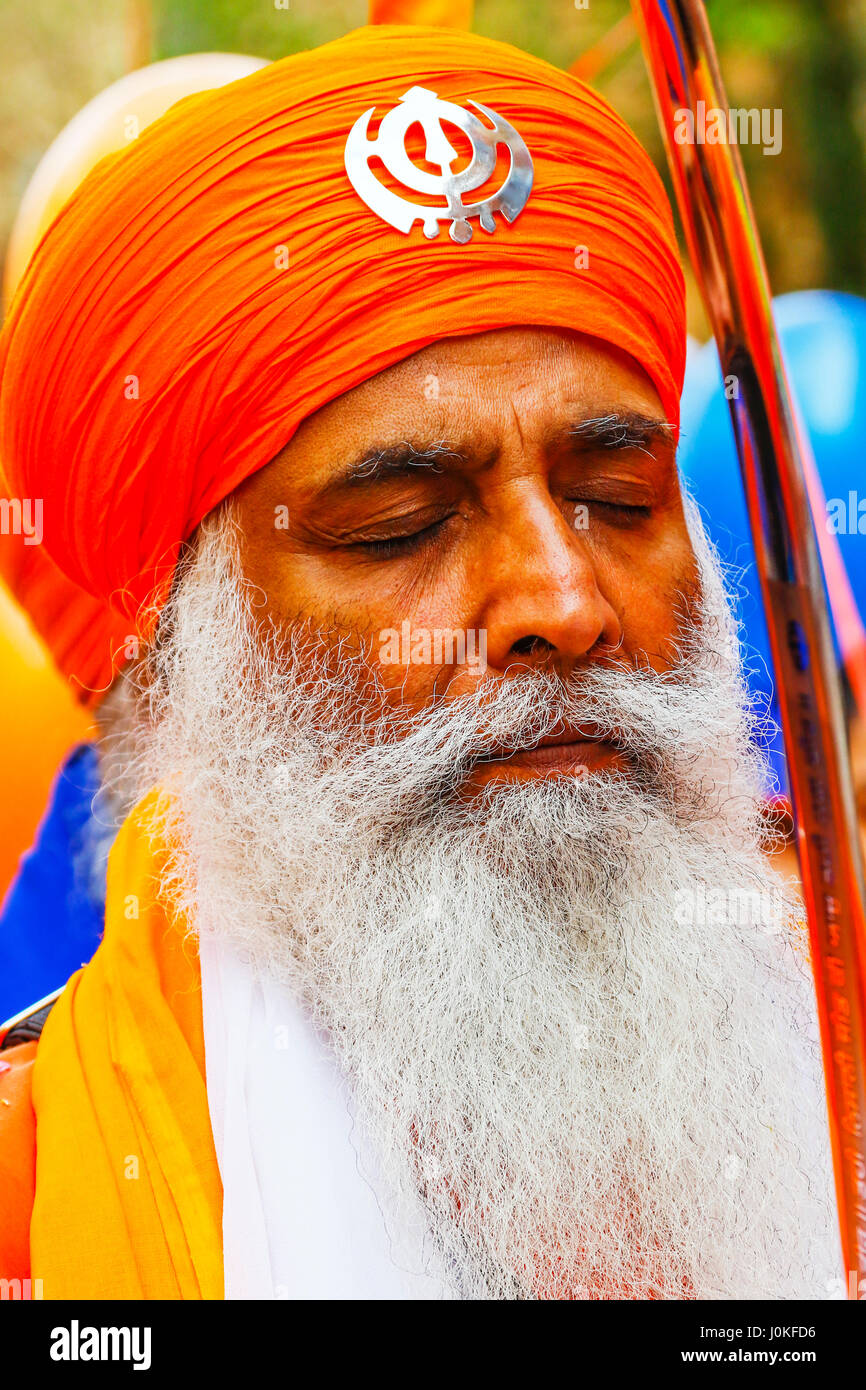 Procesion Sikh de dirigeants religieux, de l'aimé, Panj Pyare proches à la récolte annuelle de Vaishakhi festival, en dehors de la Gurdwara, Otago Street, Gla Banque D'Images