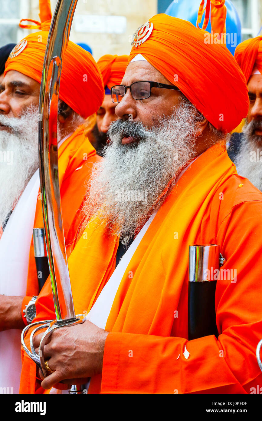 Procesion Sikh de dirigeants religieux, de l'aimé, Panj Pyare proches à la récolte annuelle de Vaishakhi festival, en dehors de la Gurdwara, Otago Street, Gla Banque D'Images