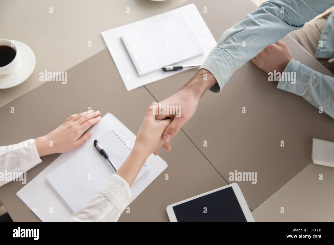 L'homme et la femme une liaison. Accord d'entreprise, négociations et Banque D'Images