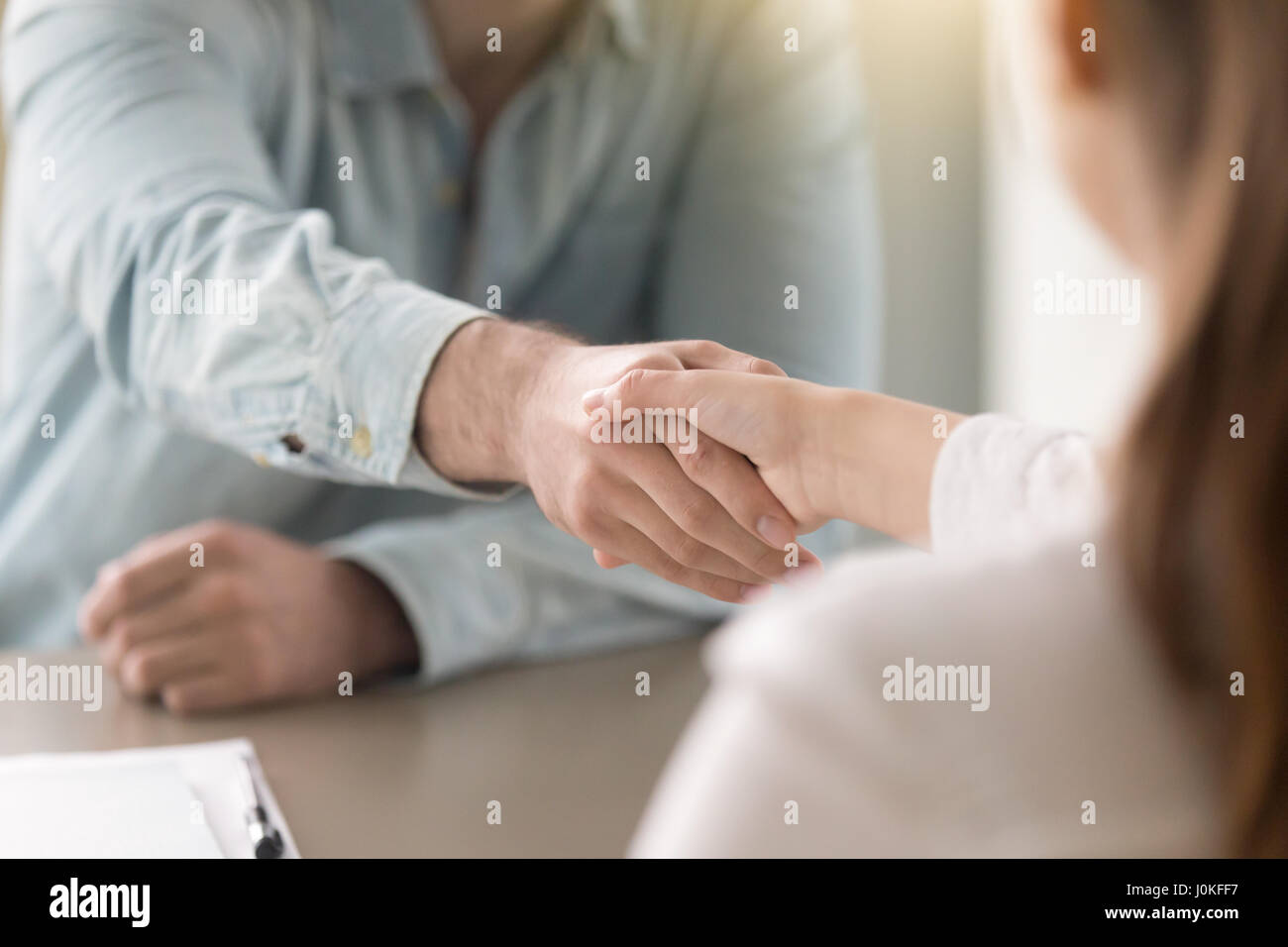 Poignée de convention d'affaires de l'homme et de la femme au bureau Banque D'Images
