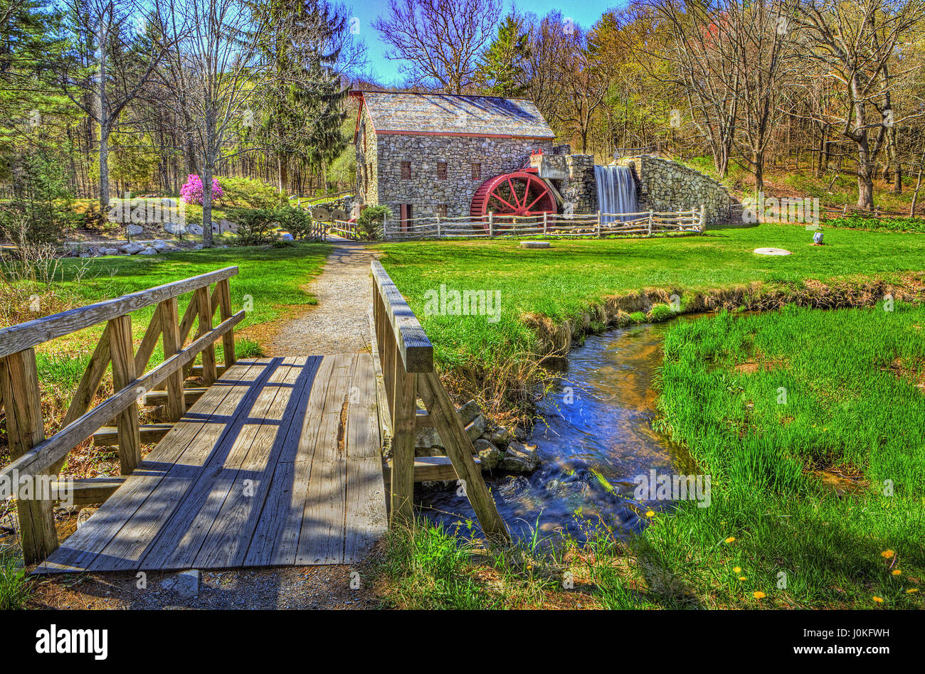 Façade de Longfellow's Wayside Inn Grist Mill construit par Henry Ford en 1924 à Sudbury, dans le Massachusetts. Banque D'Images